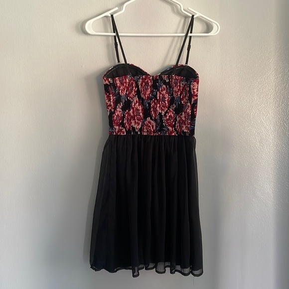 Brand new Hollister Velvet Floral Mini Dress - Picture 2 of 3